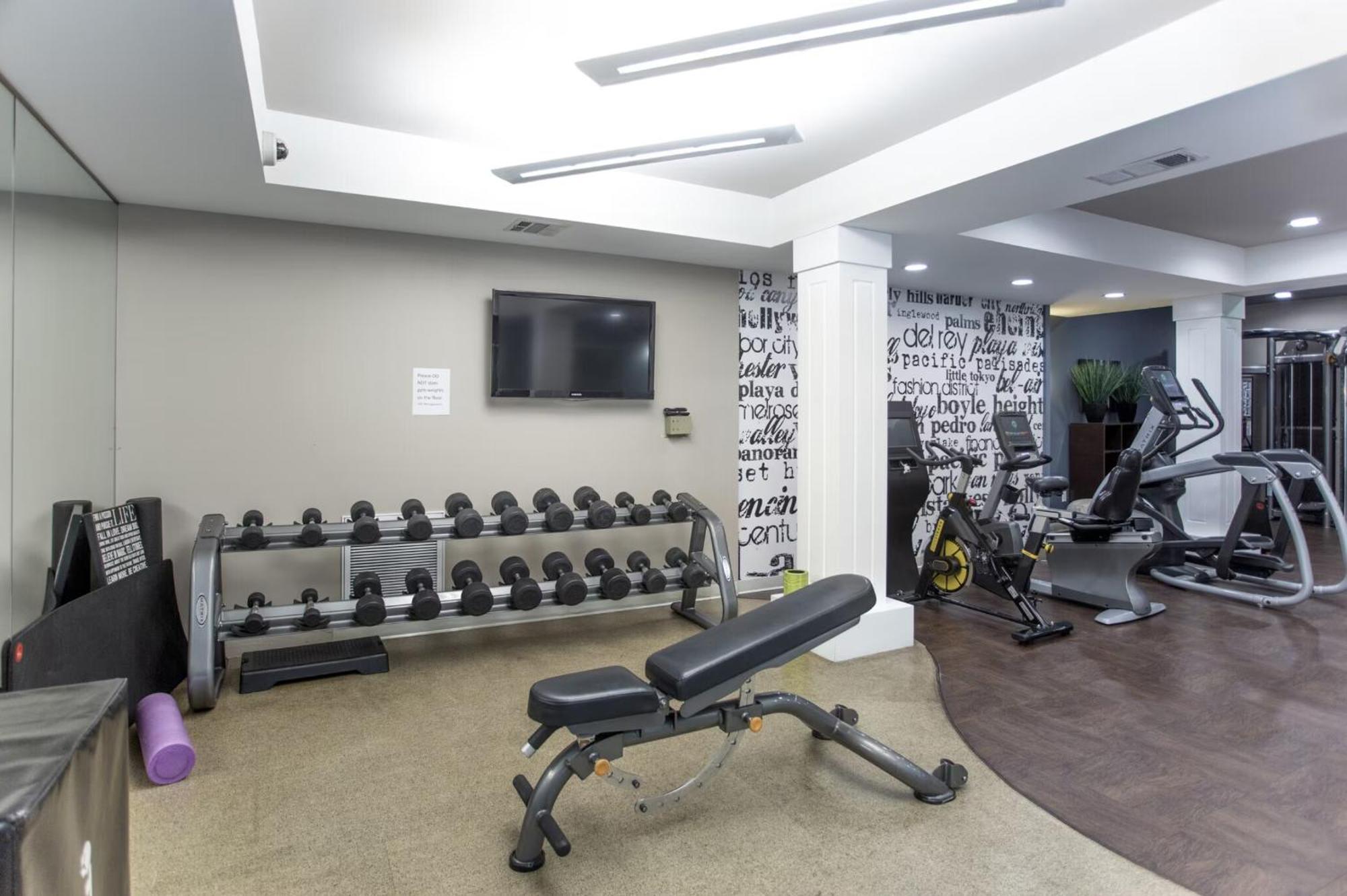 Beverly Hills 2 Bed 2 Bath Penthouse With Den And Parking 414 — Photos 2